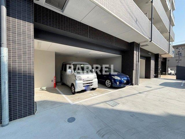 セレニテ十三ミラクの駐車場