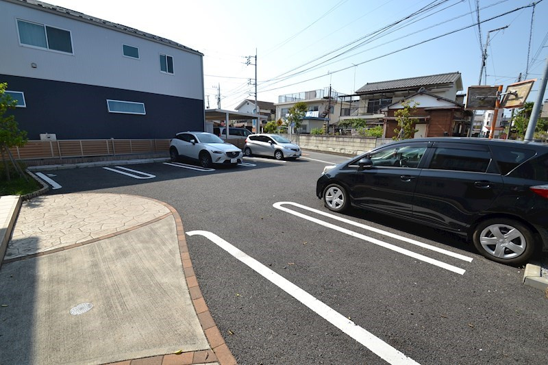 福生市大字熊川のアパートの駐車場