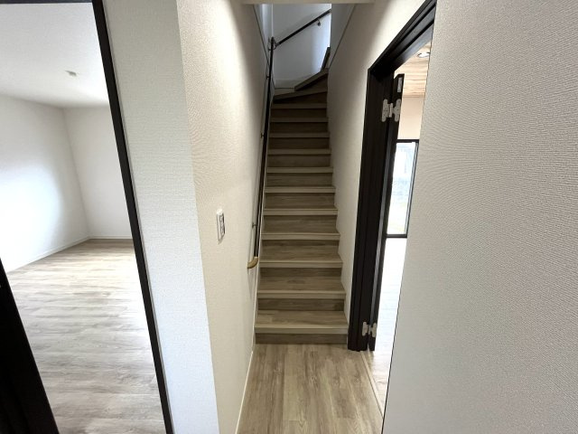 【その他】 | 仲介手数料無料！上宇部小学校に通えるリフォーム済み中古住宅　宇部市川添３丁目 | 階段には手すりも付いて安心ですね。