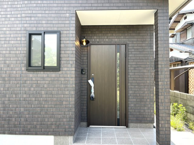 【玄関】 | 仲介手数料無料！上宇部小学校に通えるリフォーム済み中古住宅　宇部市川添３丁目 | ゆったりとした玄関です