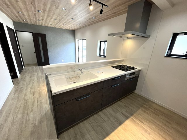 【キッチン】 | 仲介手数料無料！上宇部小学校に通えるリフォーム済み中古住宅　宇部市川添３丁目 | 使い勝手の良いシステムキッチンで楽しくクッキング♪
