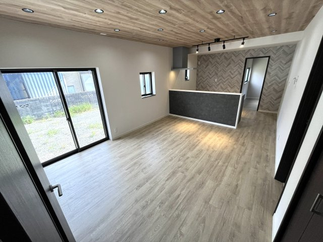 【居間・リビング】 | 仲介手数料無料！上宇部小学校に通えるリフォーム済み中古住宅　宇部市川添３丁目 | ゆったりとしたリビングは家族の団らんがはずみますね♪
