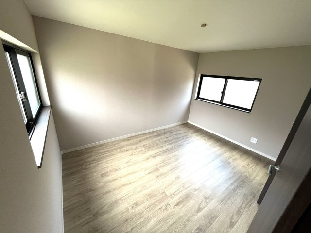 【洋室】 | 仲介手数料無料！上宇部小学校に通えるリフォーム済み中古住宅　宇部市川添３丁目 | ２面採光の明るいお部屋で健やかな毎日