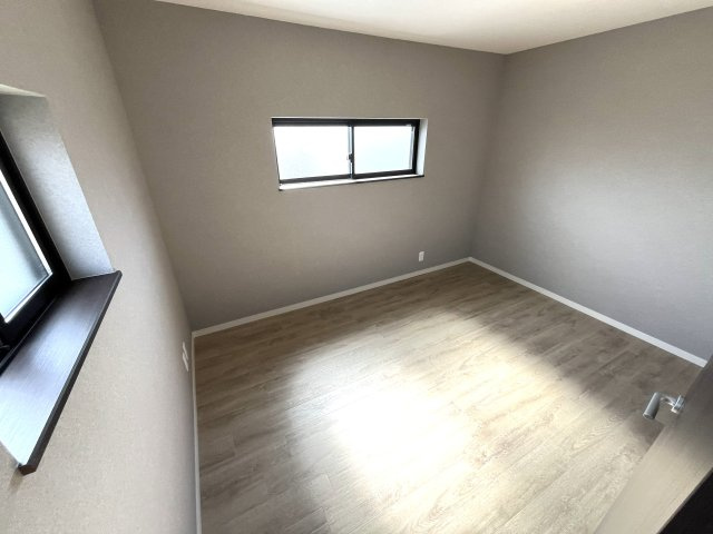 【洋室】 | 仲介手数料無料！上宇部小学校に通えるリフォーム済み中古住宅　宇部市川添３丁目 | 明るい洋室です