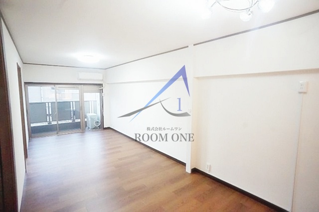 東十条ビルの居間・リビング|洋室のお部屋です。
