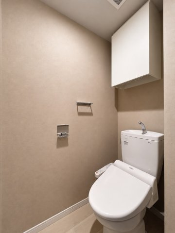 セントハート藤が丘のトイレ|温水洗浄便座付きのトイレ！上部の吊戸棚にはトイレットペーパーなどのストックも収納できます。※画像加工により家具等を消去しています
