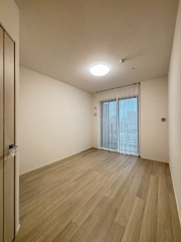 約８帖のゆとりある居室に、豊富な収納力を誇るウォークインクローゼットが住空間をすっきりと保ちます。