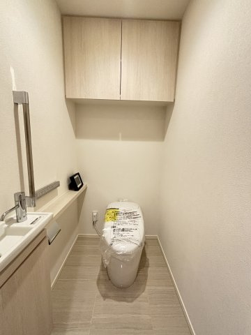 落ち着きと清潔感のあるトイレ空間です。