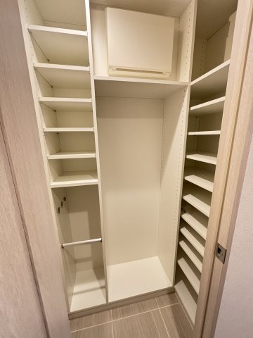 豊富な収納力で、お気に入りの靴もしっかり収まる、頼もしい収納スペースです