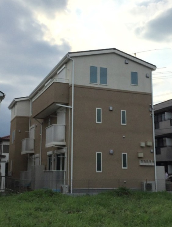 川崎市中原区下小田中３丁目のアパートのエントランス