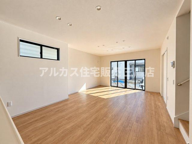 小金井市貫井南町1丁目 中央線 武蔵小金井駅 新築戸建の外観|南東または南西側から撮影した2階建て新築住宅の外観です。清潔感のある白い外壁にグレーのアクセントが施されており、手前の敷地部分は更地になっています。玄関ドアにはまだ保護用の養生シートが残っており、完成