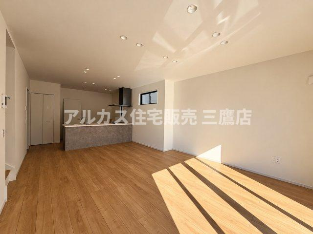 小金井市貫井南町1丁目 中央線 武蔵小金井駅 新築戸建の外観|建物の正面（玄関側）を垂直に捉えた1枚です。シックなグレーのサイディングと高級感のある石目調パネルの切り替えが印象的で、コンクリートの玄関ステップが配置されています。