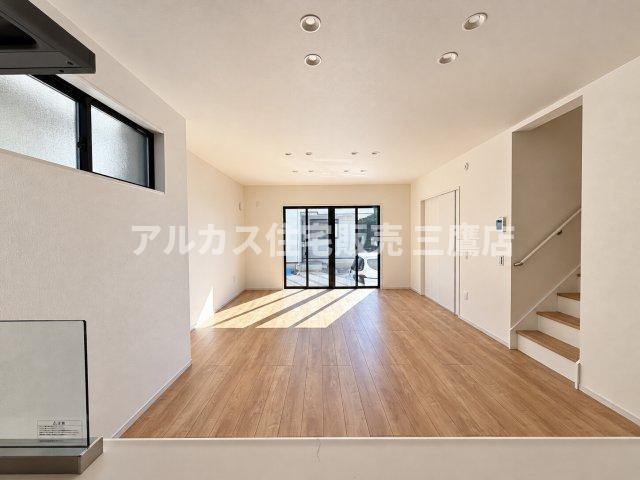 小金井市貫井南町1丁目 中央線 武蔵小金井駅 新築戸建の外観|角地側から全体を見渡したカットです。側面に施された石目調デザインの質感が際立っており、前面道路と敷地の位置関係がよく分かります。