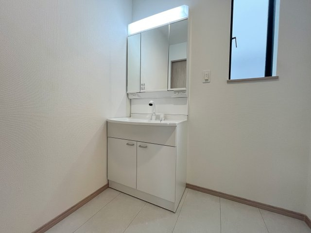 入間市小谷田1丁目　新築戸建の独立洗面台|【独立洗面台】三面鏡の独立洗面台です☆