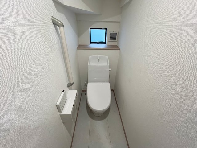 入間市小谷田1丁目　新築戸建のトイレ|【1階トイレ】広いスペースが確保されています☆