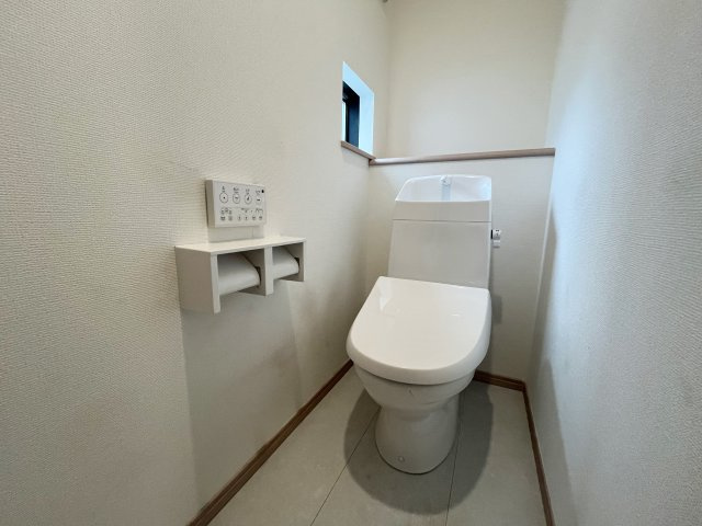 入間市小谷田1丁目　新築戸建のトイレ|【2階トイレ】小窓付き☆