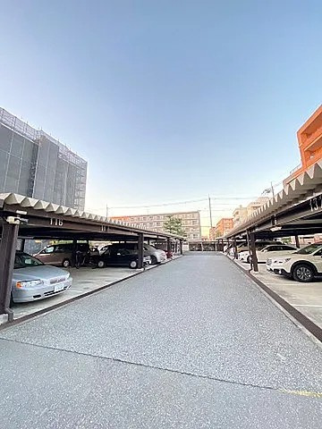 西宮市二見町の賃貸マンションの駐車場
