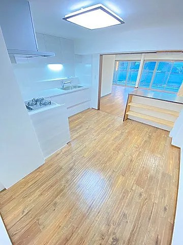 西宮市二見町の賃貸マンションの居間・リビング