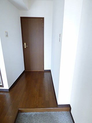 神戸市灘区日尾町３丁目の賃貸マンションの玄関