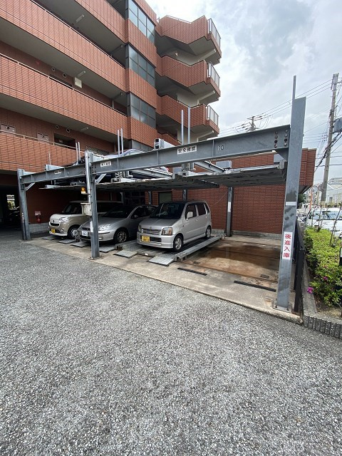 西宮市櫨塚町の賃貸マンションの駐車場