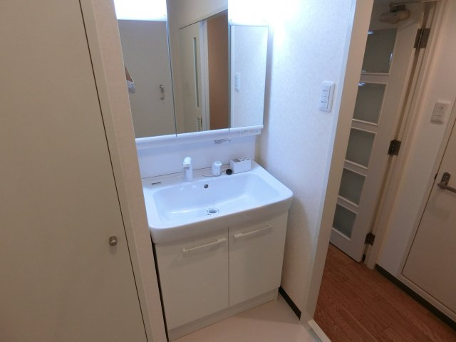西宮市里中町２丁目の賃貸マンションの洗面所