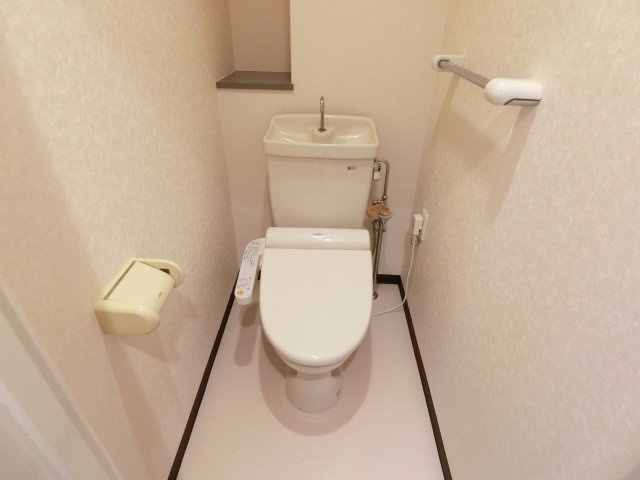 西宮市里中町２丁目の賃貸マンションのトイレ