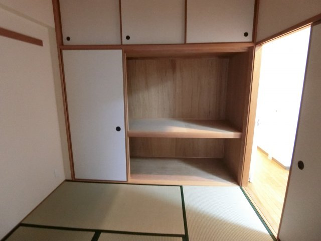 西宮市里中町２丁目の賃貸マンションの収納