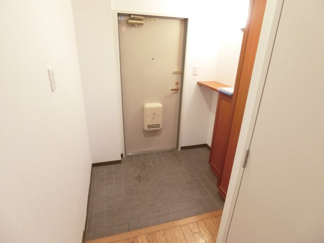 西宮市里中町２丁目の賃貸マンションの玄関