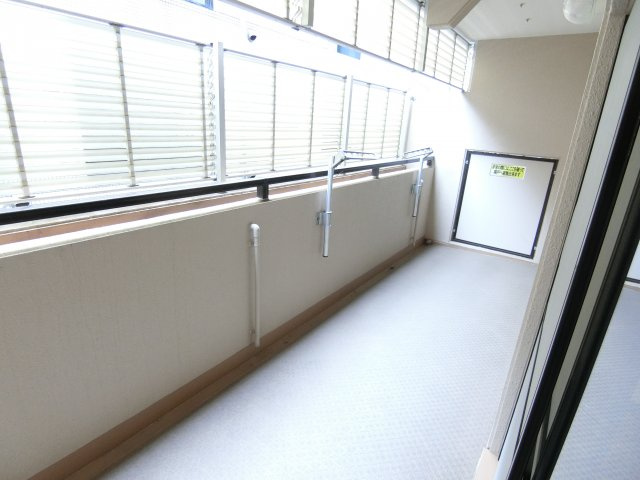 西宮市里中町２丁目の賃貸マンションのバルコニー