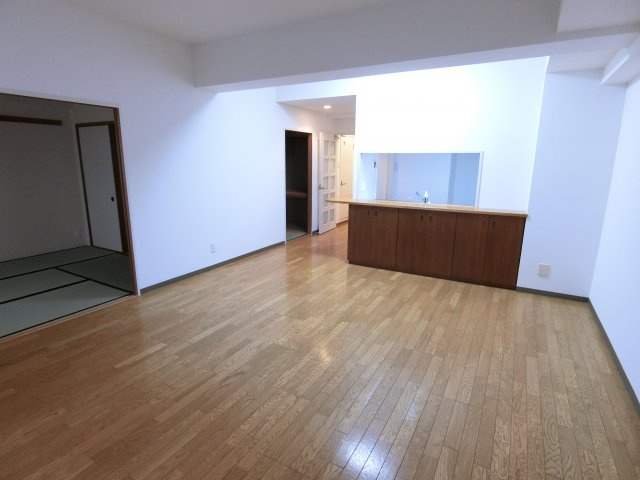 西宮市里中町２丁目の賃貸マンションの居間・リビング
