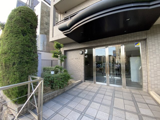芦屋市船戸町の賃貸マンションのエントランス