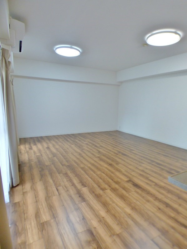 芦屋市船戸町の賃貸マンションの居間・リビング