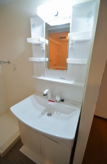 芦屋市朝日ケ丘町の賃貸マンションの洗面所