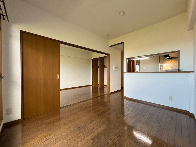 芦屋市公光町の賃貸マンションの居間・リビング