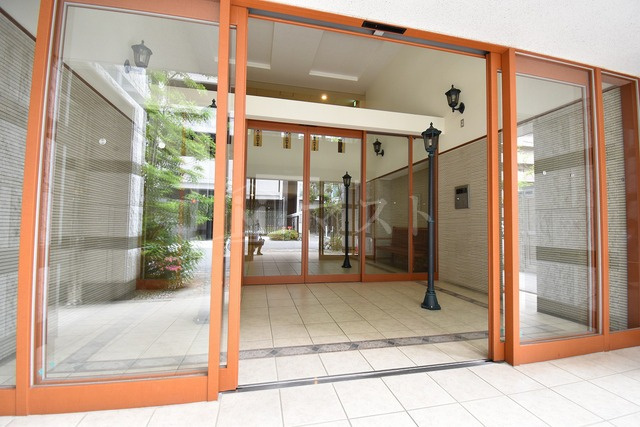 大阪市中央区東高麗橋の賃貸マンションのエントランス