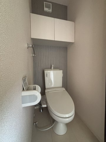 温水洗浄便座付きのトイレです♪