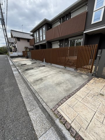 目の前が専用駐車場で便利です。駐車場代は家賃に込みです♪