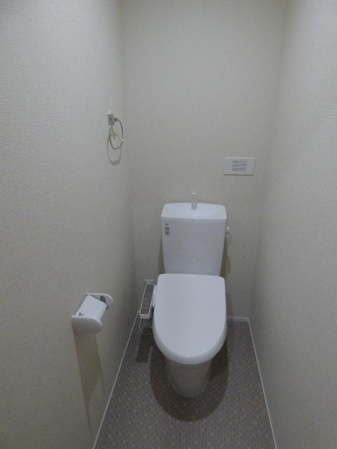 落ち着いた色調のトイレです