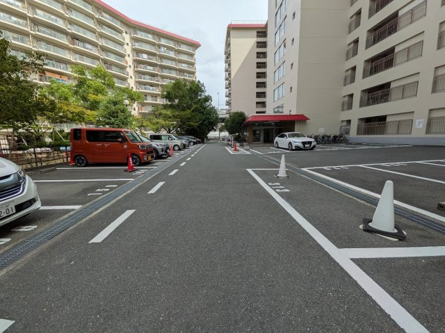 クローバーハイツ森小路三号棟の駐車場