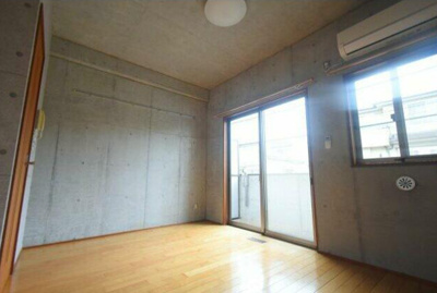 【居間・リビング】 | アール雪谷 | 窓が大きく明るいお部屋です。