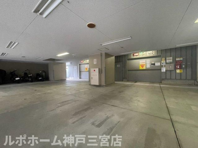 レジディア神戸磯上の駐車場