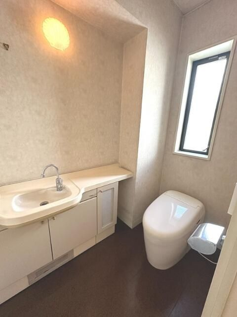 瀬田一丁目貸家のトイレ|ゆったりとした空間のトイレです