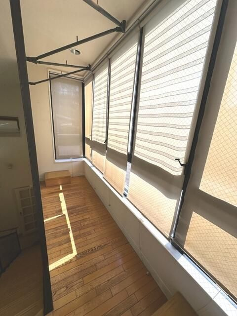 瀬田一丁目貸家の寝室|広くて明るい寝室