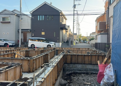 【バルコニー】 | 古淵新築戸建 | バルコニーは、室外の専用スペースのうち、「屋根がなく開放された空間」であるものを指します。ベランダより広いタイプのものが多く、日当たりもよいため家庭菜園などを楽しみたい人にとって適した環境となります。