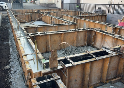 【構造・工法・仕様】 | 古淵新築戸建 | 木造住宅とは土台、壁、柱など建築物の強度を支える構造体の材に木が使用されている構造を指します。構造体は建物の自重を支えるだけではなく風圧や水圧、積裁荷重などあらゆる衝撃に耐えるための基礎です。