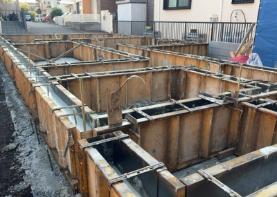 【冷暖房・空調設備】 | 古淵新築戸建 | 基礎パッキング工法とは、床下の換気確保のため基礎と土台の間に緩衝材を挟み込む工法です。土台の下に数十センチの間隔で設置されるため、全体的な隙間が生まれます。床下換気口に比べて高い通気性が確保されます。