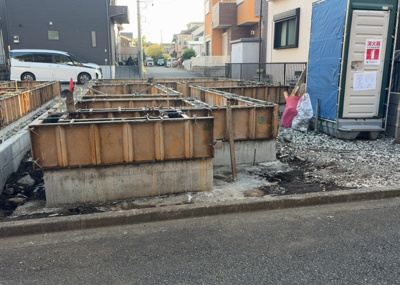 【外観】 | 古淵新築戸建 | 現地に行くなら、物件の周囲の地形がどうなっているかを見ることも大切です。周辺より低くなっている土地では、大雨などで水が集まりやすいため、地盤が弱くなっているということも考えられるため、注意が必要です。