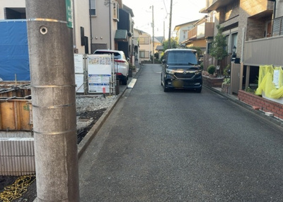 【前面道路含む現地写真】 | 古淵新築戸建 | 道幅が広い場所は日当たりや風通が良好です。幅が広いのですれ違いも可能ですし大きな車でも駐車可能！一方で、大型車が通ることも多くなるため交通量の増加により騒音に繋がります。また土地の値段が高くなります。