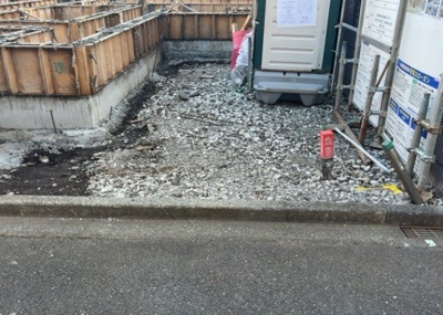 【駐車場】 | 古淵新築戸建 | 車一台あたりに必要なスペースは、標準サイズの普通自動車で横幅2m50cm、長さ5mは必要になります。ただし、乗降のことも考慮して横幅3m30cm、長さ5m50cmほどは確保できるところを選びましょう。