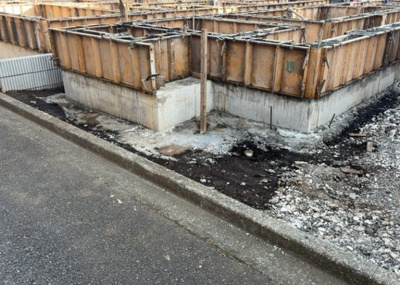 【庭】 | 古淵新築戸建 | 庭のある家に住むことのメリットとして、子どもたちの遊び場を確保できること、ガーデニングや家庭菜園を楽しめること、明るさを確保できることがあります。また、配置を工夫することでプライバシーが確保できます。